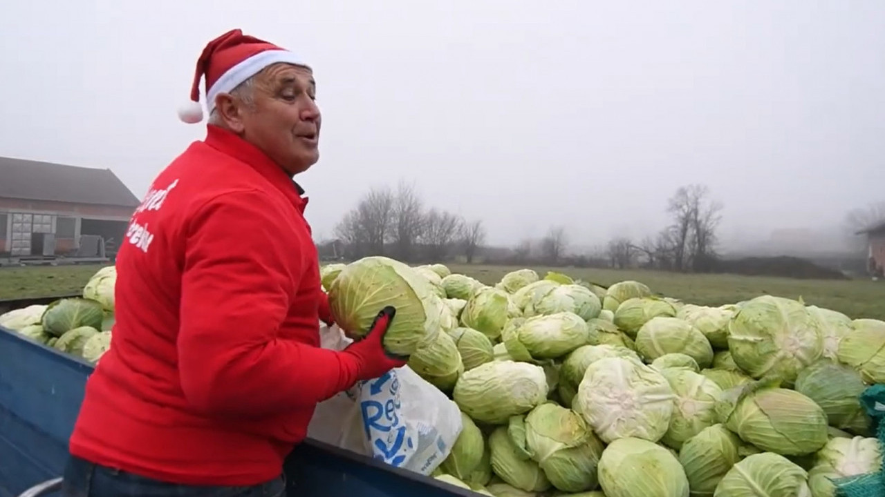 Огорчени пољопривредник поделио 10 ТОНА купуса ЏАБЕ