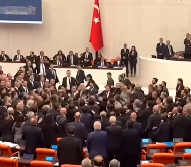 TUČA U TURSKOM PARLAMENTU: Makljaža trajala 10 minuta