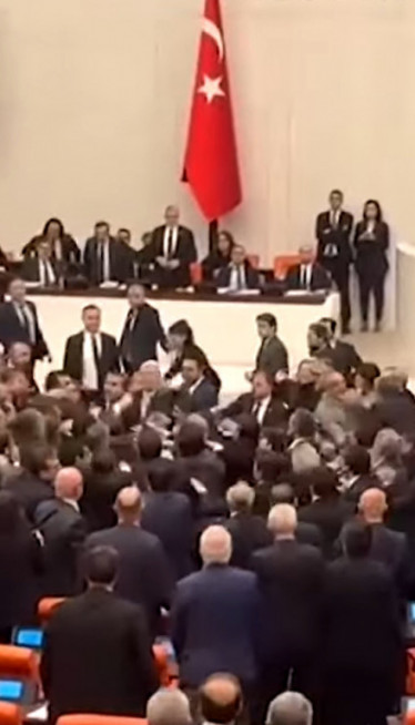 ТУЧА У ТУРСКОМ ПАРЛАМЕНТУ: Макљажа трајала 10 минута