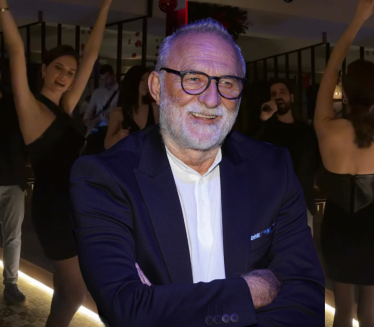 ЖИВА ВАТРА: Изазовно издање Лазине драге - позира у минићу