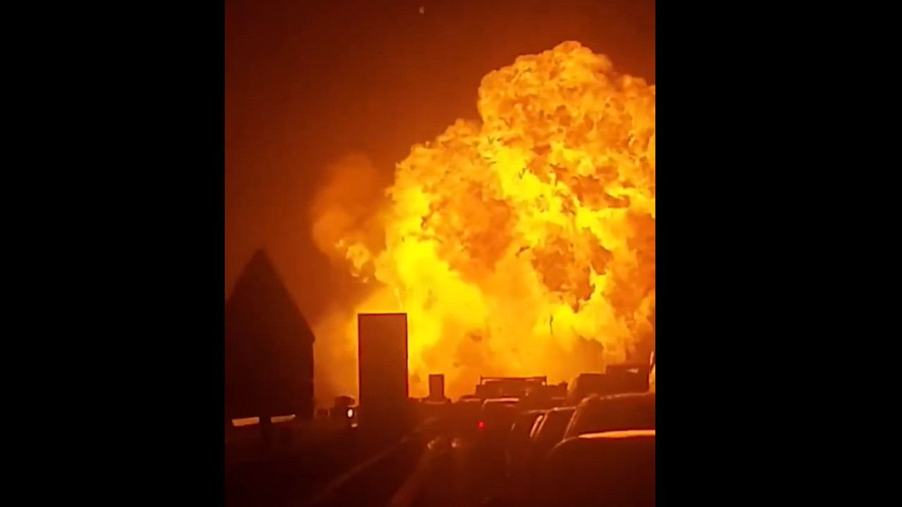 ВАТРЕНА КУГЛА НАСРЕД АУТО-ПУТA Људи хитно евакуисани (ВИДЕО)