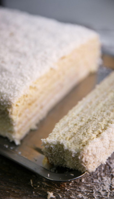 POSNA RAFAELO SA ROZEN KORAMA: Najukusnija praznična torta