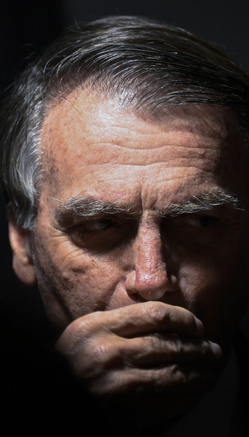 BIZARNO: Osuđeni predsednik već mesecima štuca, imao zahvat