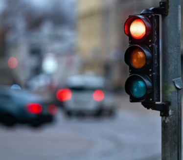 Зашто су светла на семафору баш црвене, жуте и зелене боје?