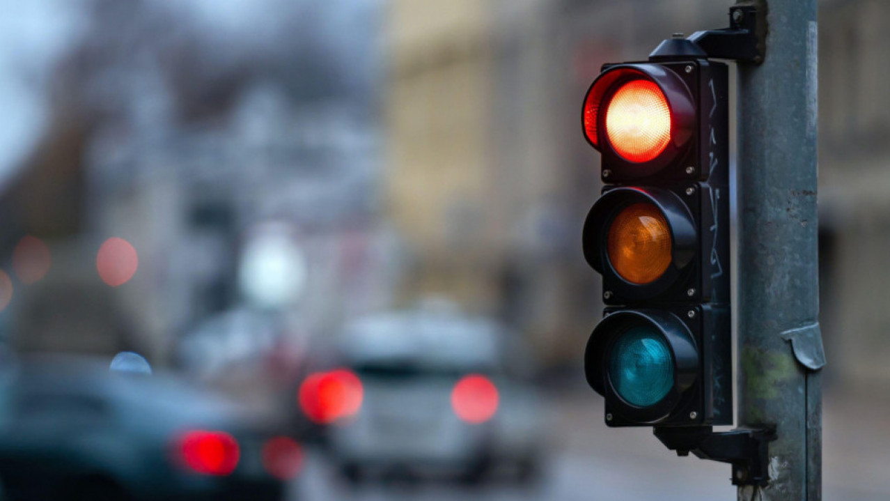 Zašto su svetla na semaforu baš crvene, žute i zelene boje?