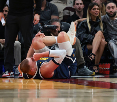 УЖАСНА ПОВРЕДА ЈОКИЋА: С болном гримасом одшепао са терена