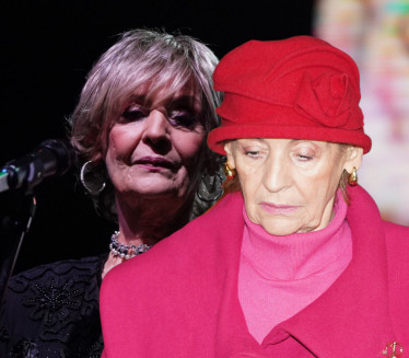 "NEMOJTE TO!" Lepa PREKINULA nastup zbog žene iz publike