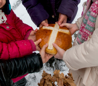 Како се ломи ЧЕСНИЦА и за кога се одваја посебно парче?