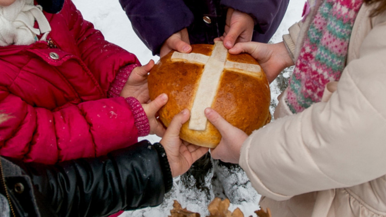 Како се ломи ЧЕСНИЦА и за кога се одваја посебно парче?
