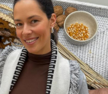 NA SREDINI KRST: Ana pokazala česnicu