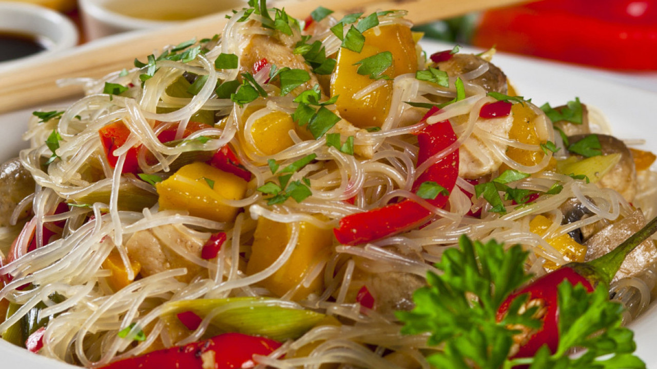 ВЕОМА ЗДРАВА И КАЛОИЧНА: Пилећа салата која се брзо спрема