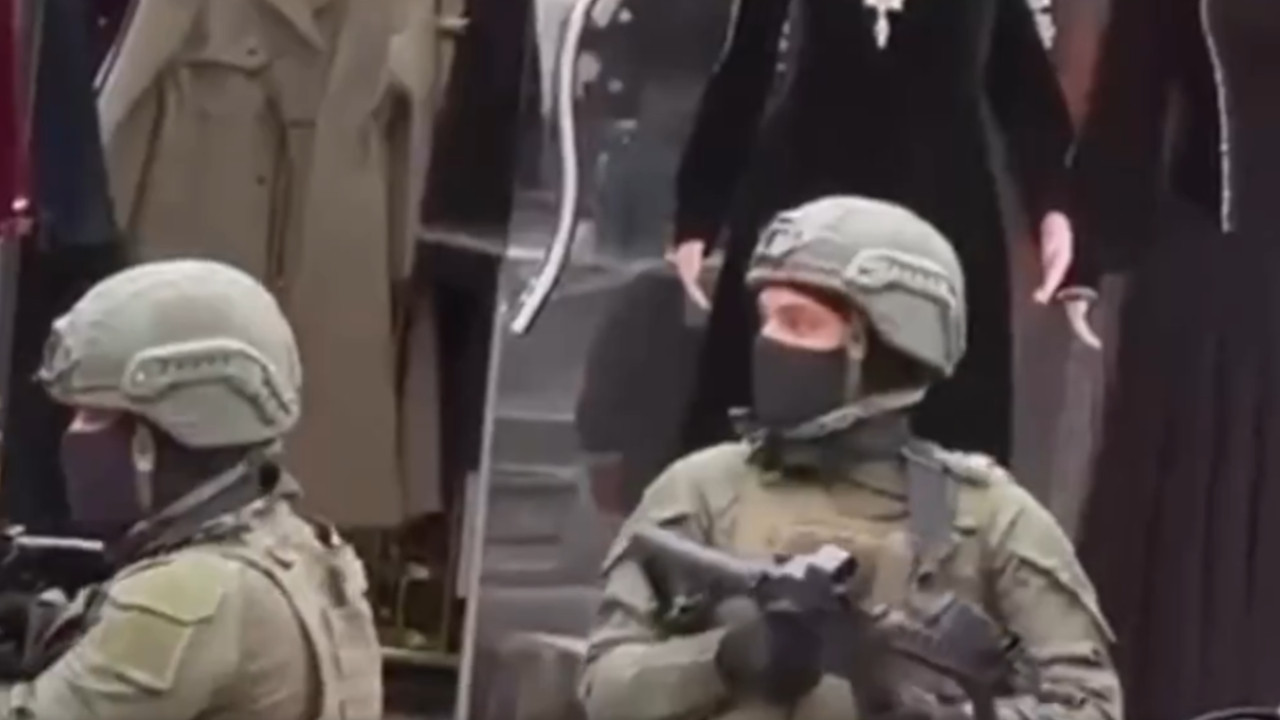 ФИЛМСКА ПЉАЧКА: Маскирали се у војнике и опљачкали златару