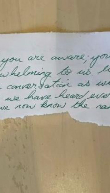 "ČULI SMO SVAKU REČ": Ženu u kafiću šokirala PORUKA neznanca