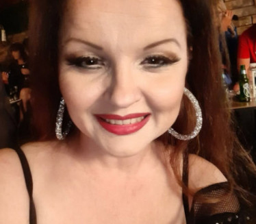 "SEDIMO ZAVEJANI": Pevačica zarobljena u kući