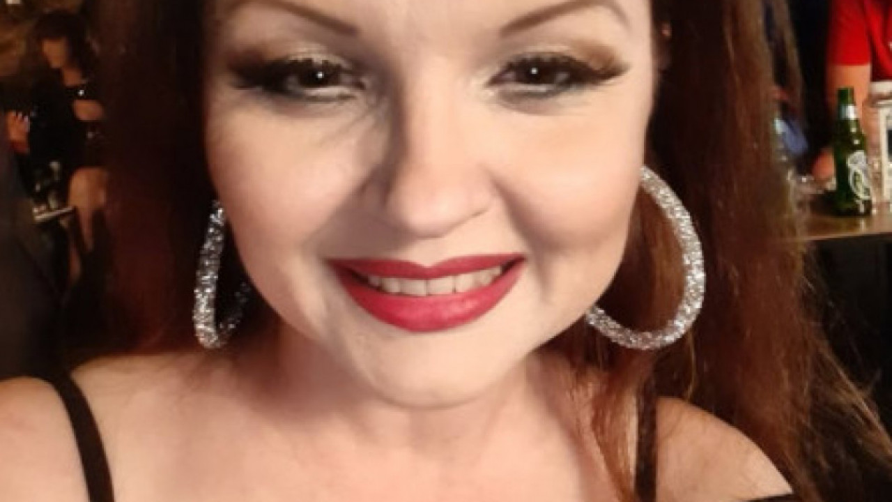 "СЕДИМО ЗАВЕЈАНИ": Певачица заробљена у кући