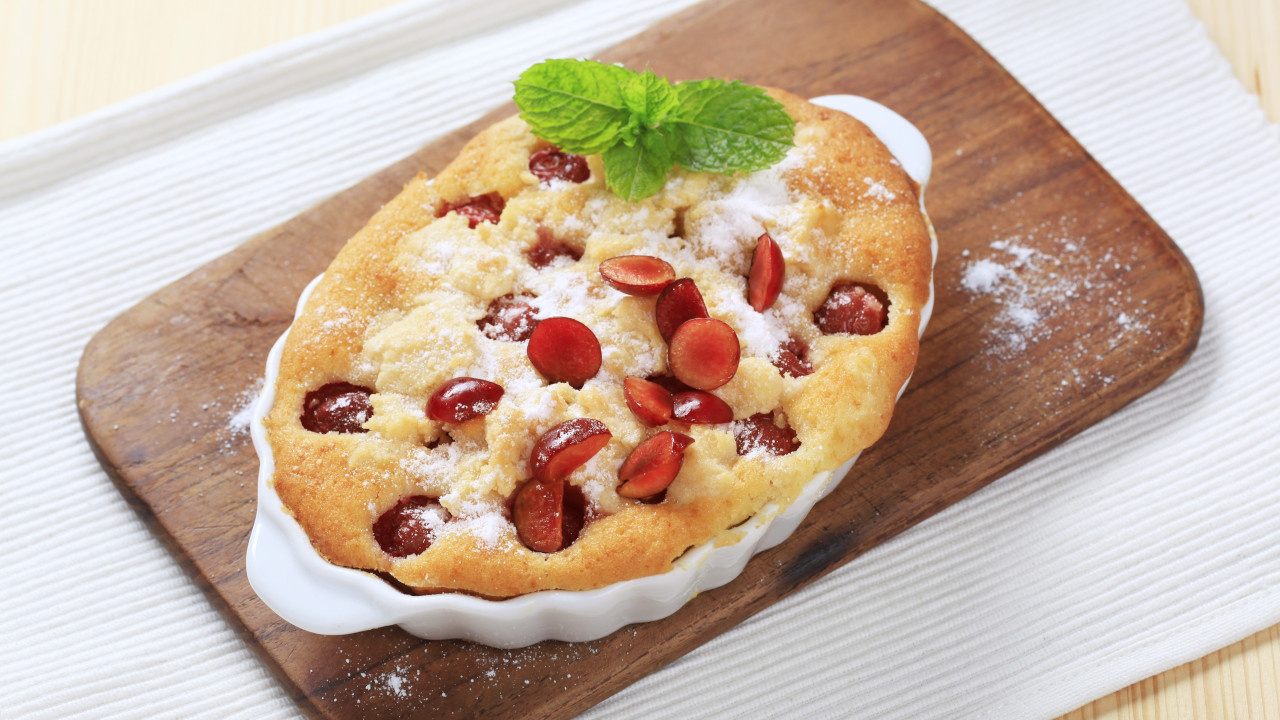 КОЛАЧ СА ВИШЊАМА: Неодољиво сочан