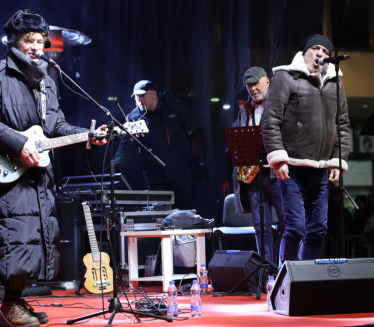 ПРЕКИНУТ КОНЦЕРТ БИЈЕЛОГ ДУГМЕТА: Музичар се срушио на под