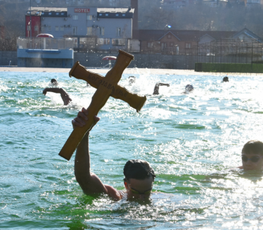 Зашто се баш на Богојављење плива за ЧАСНИ КРСТ?