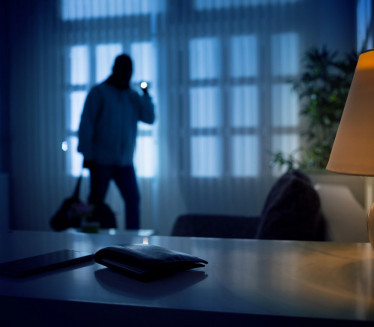 PROVALA U KUĆU Policija našla golog čoveka-okupao se i najeo