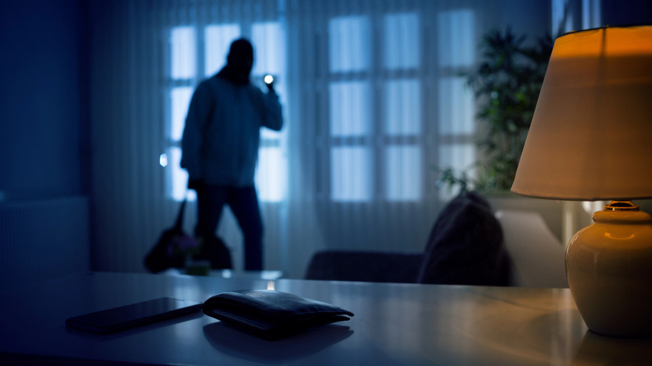 ПРОВАЛА У КУЋУ Полиција нашла голог човека-окупао се и најео