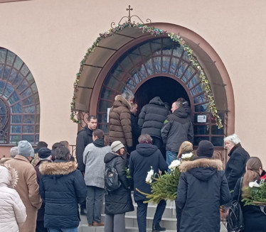 SAHRANJEN MIKA ALEKSIĆ: Evo ko nosi kovčeg sa telom (FOTO)