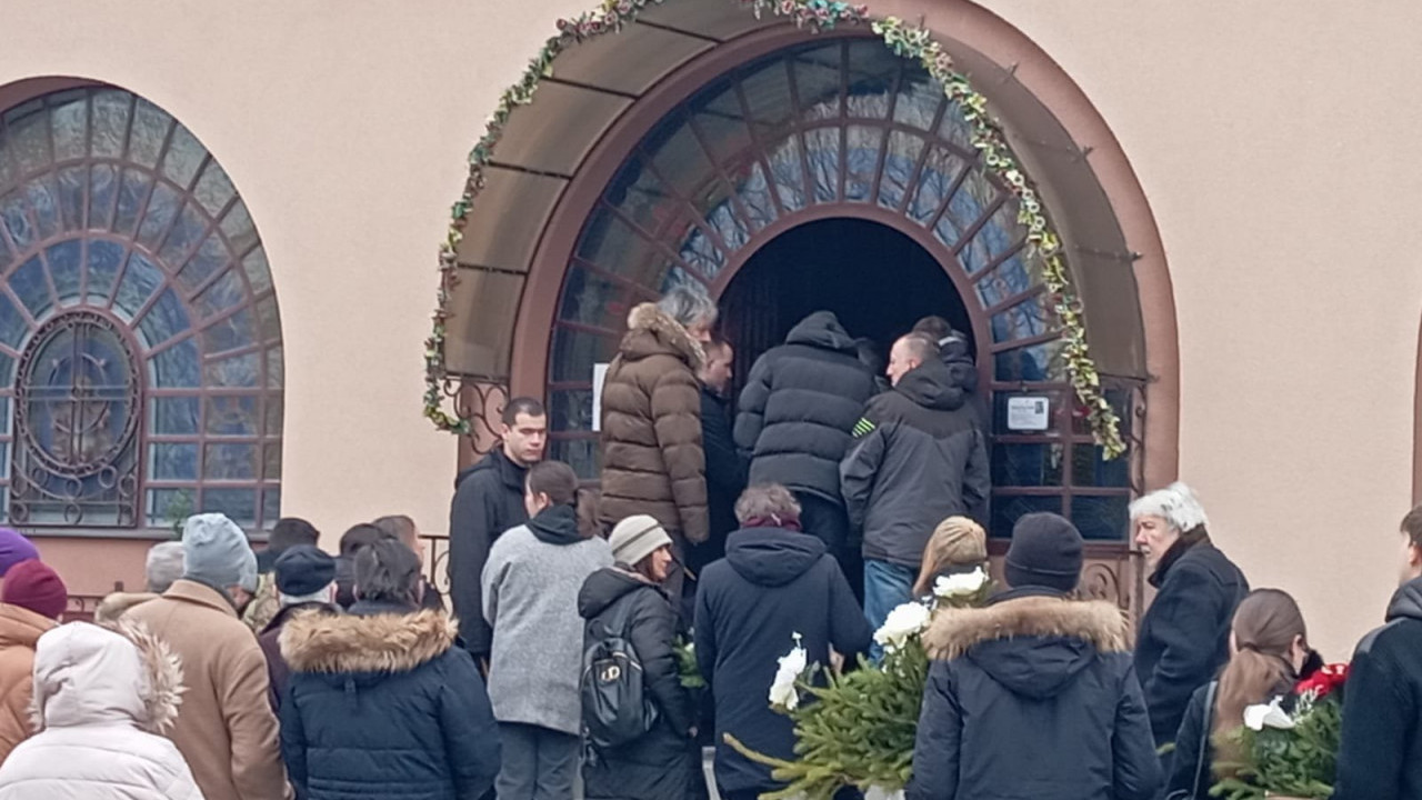 SAHRANJEN MIKA ALEKSIĆ: Evo ko nosi kovčeg sa telom (FOTO)