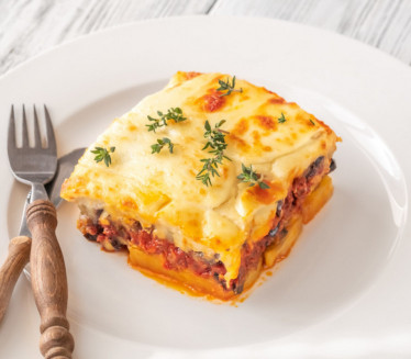 ИДЕАЛНА ЗА СВАКУ ПРИЛИКУ: Како се прави грчка мусака?