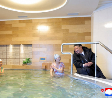 ЛЕЖЕРНО ИЗДАЊЕ Ким у јакни на базену, купачице части осмехом