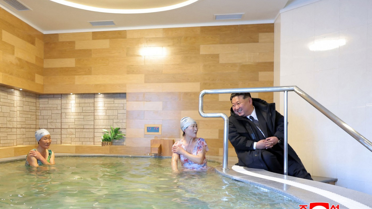 ЛЕЖЕРНО ИЗДАЊЕ Ким у јакни на базену, купачице части осмехом