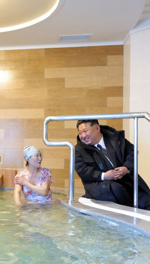 ЛЕЖЕРНО ИЗДАЊЕ Ким у јакни на базену, купачице части осмехом