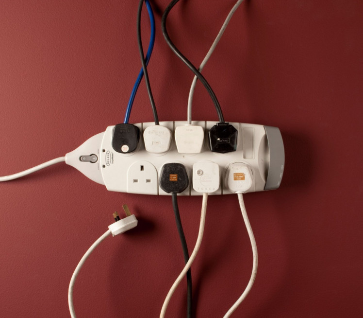 Овај уређај НИКАКО не укључујте у продужни кабл