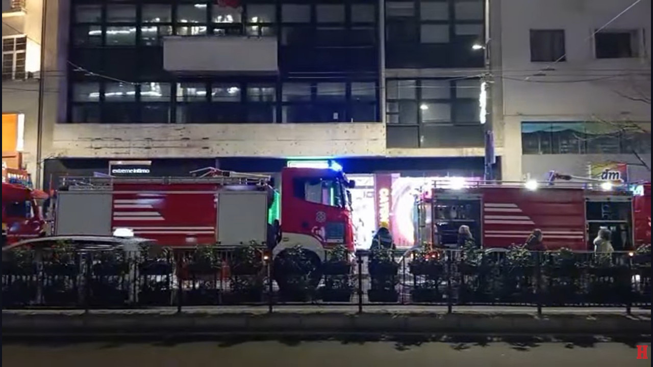 (ВИДЕО) Пожар на Теразијама - у току гашење ватре