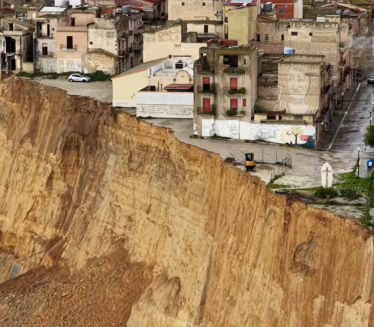 GRAD NA RUBU PONORA: Klizišta odnela zemljište ispod kuća