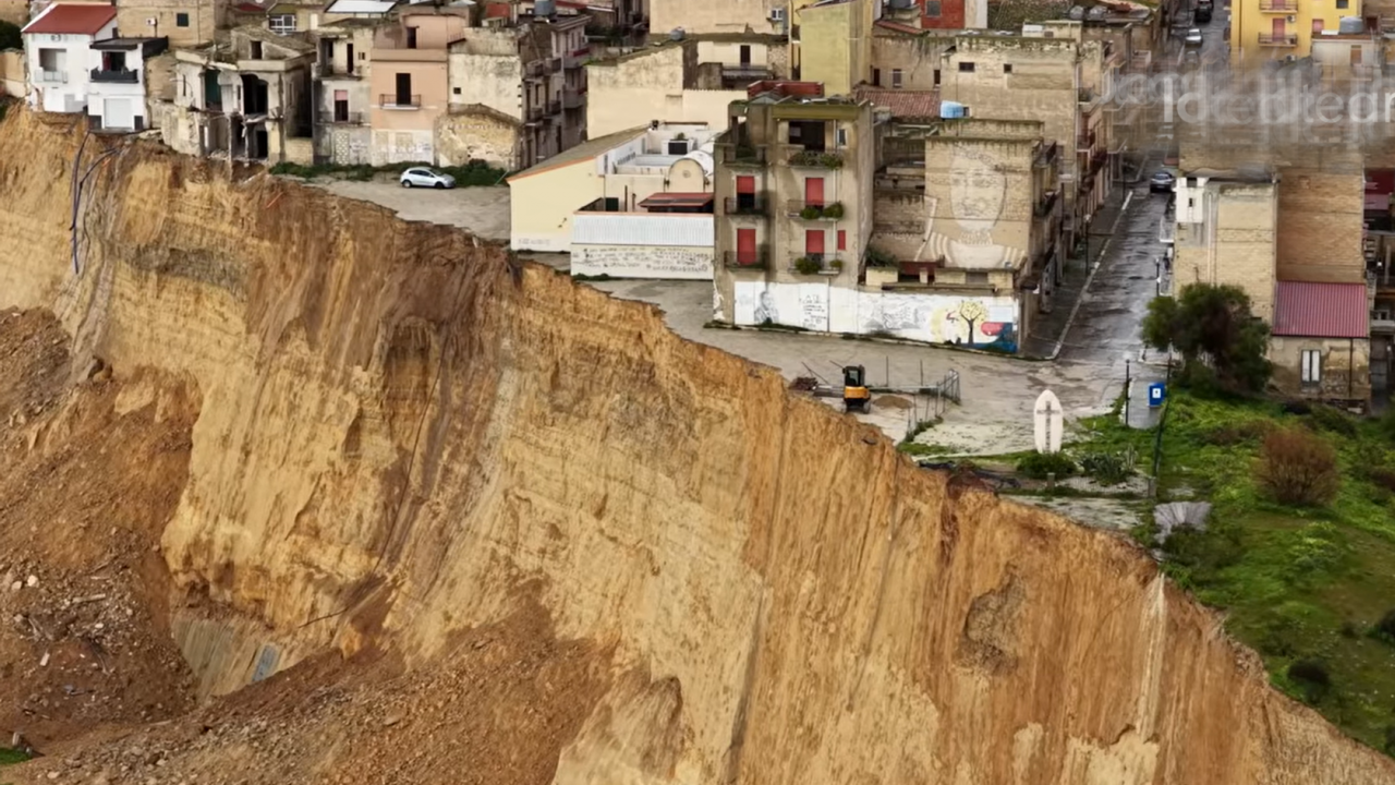 GRAD NA RUBU PONORA: Klizišta odnela zemljište ispod kuća