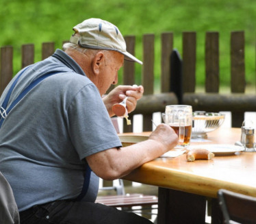 ПРЕШЛИ СТЕ ПЕДЕСЕТУ? Ево шта треба избегавати од намирница