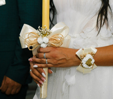 МЛАДА ШОКИРАЛА СВЕ: Позвала бивше да устану, па их понизила