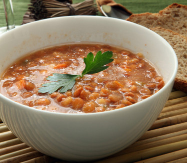 ЧОРБА ОД ЦРВЕНОГ СОЧИВА: Окрепљује душу и тело