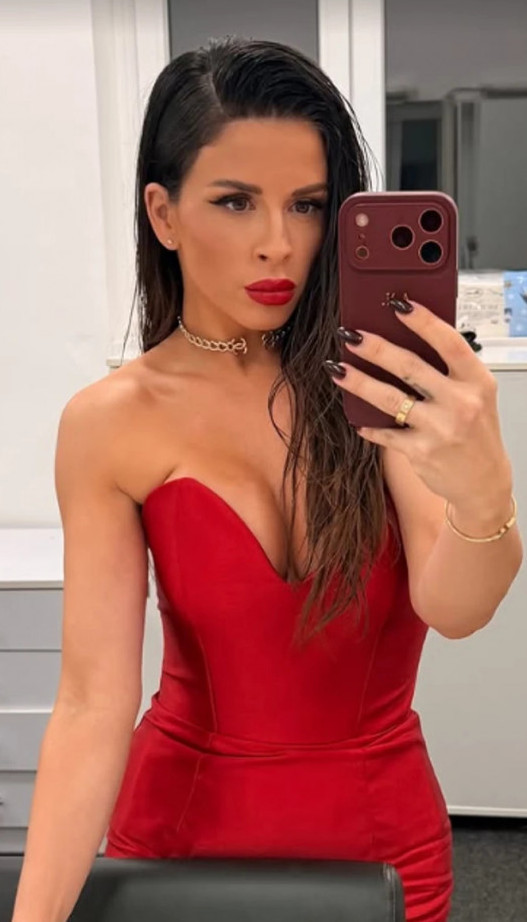 MOKRA KOSA I DEKOLTE ZA DESETKU Anu Sević zapalila Instagram