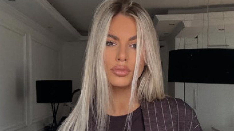 У ПЕТОМ ЈЕ МЕСЕЦУ: Трудна супруга певача показала како вежба