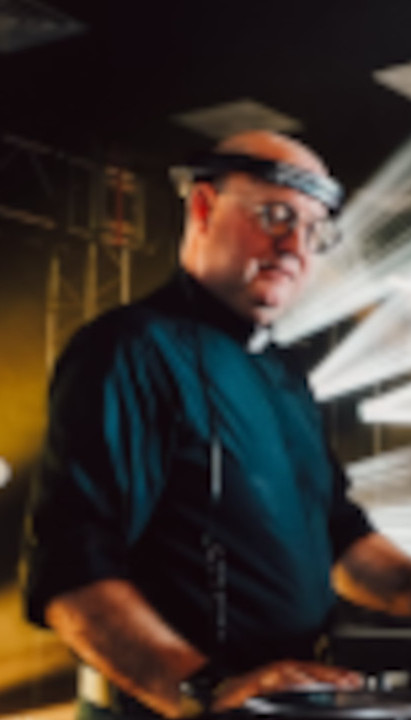 KO JE SVEŠTENIK KOJI JE NOĆU DI - DŽEJ?