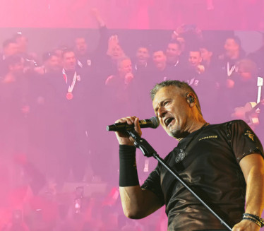 TOMPSON NIJE ZNAO Pevao rukometašima, iza transparent