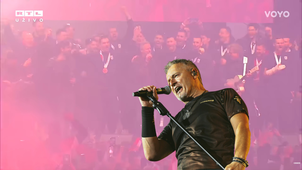 TOMPSON NIJE ZNAO Pevao rukometašima, iza transparent