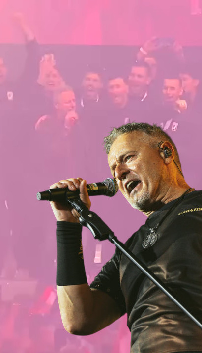 ТОМПСОН НИЈЕ ЗНАО Певао рукометашима, иза транспарент