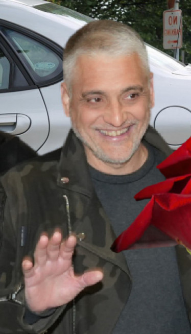 "ЧЕДОМИРЕ, ШТА ЈЕ ОВО?": Аца затекао црвену ружу на ауту