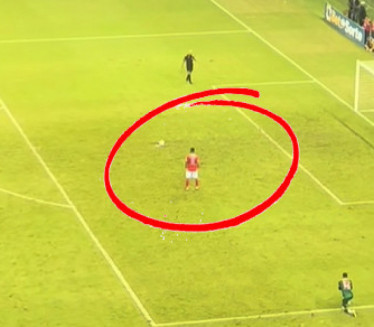 НАЈЛУЂИ ПЕНАЛ Видите шта је урадио, голман и судија ЗАТЕЧЕНИ