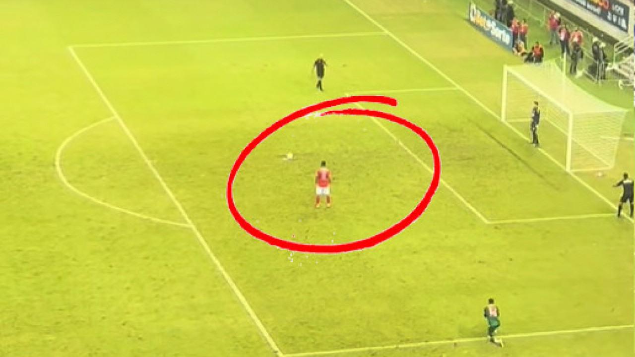 НАЈЛУЂИ ПЕНАЛ Видите шта је урадио, голман и судија ЗАТЕЧЕНИ