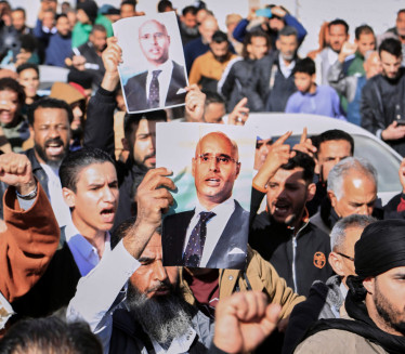 50000 na sahrani Gadafijevog sina! Što imaju ZELENE ZASTAVE?