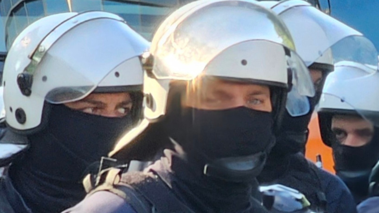 ХАОС НА ЗОИ: Полиција користи водене топове и сузавац!