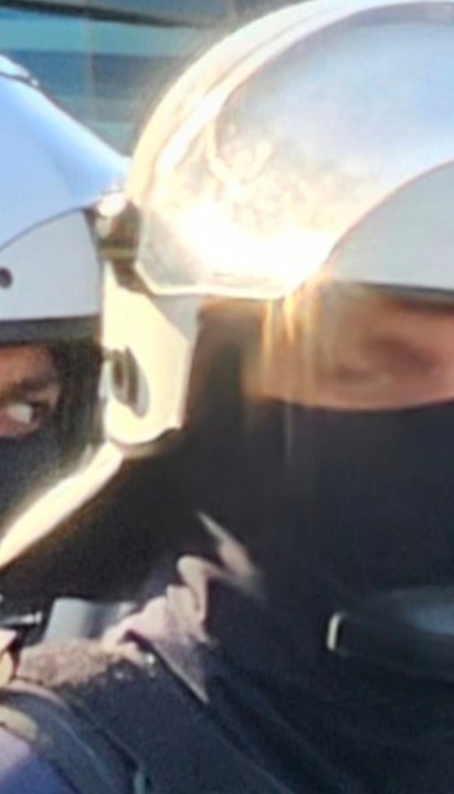 HAOS NA ZOI: Policija koristi vodene topove i suzavac!