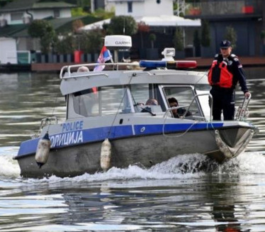 ПРЕВРНУЛА СЕ ЈЕДРИЛИЦА НА ДУНАВУ: Реаговала речна полиција